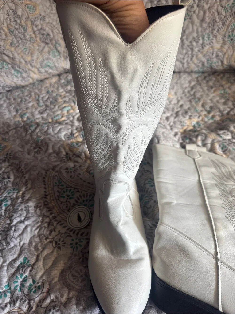 Women's White Knee-High Leather Boots - Classic Riding Style